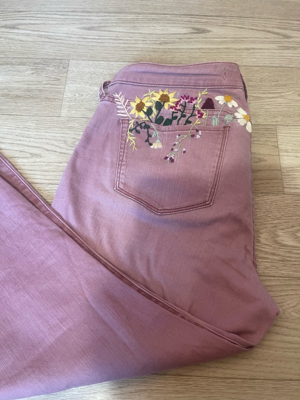 Vintage America Rose-Pink Boyfriend Jeans with Floral Embroidery